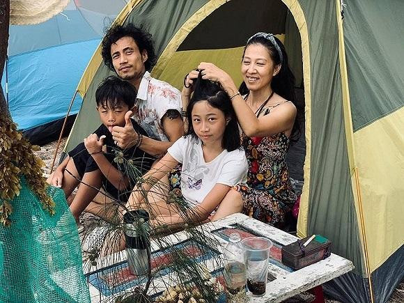 Giây phút đầm ấm bên gia đình của Phạm Anh Khoa