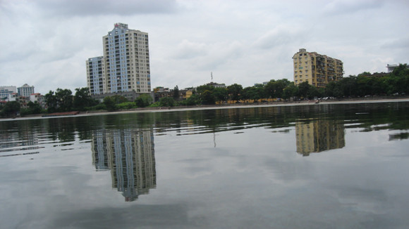 Sự cố tràn dầu Diezel vào hồ Giảng Võ ảnh 1