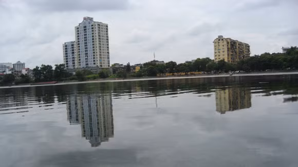 Sự cố tràn dầu Diezel vào hồ Giảng Võ ảnh 1