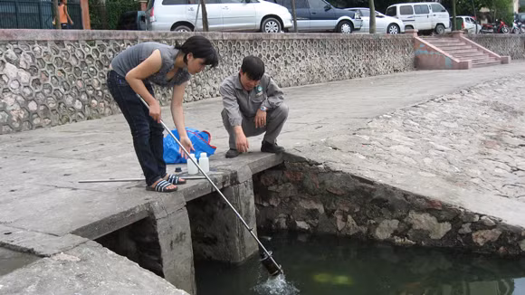 Sự cố tràn dầu Diezel vào hồ Giảng Võ ảnh 2