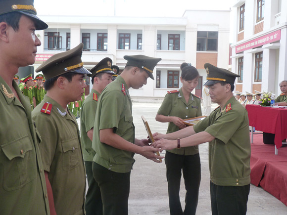 Bế giảng lớp huấn luyện chiến sỹ phục vụ có thời hạn trong CAND ảnh 4