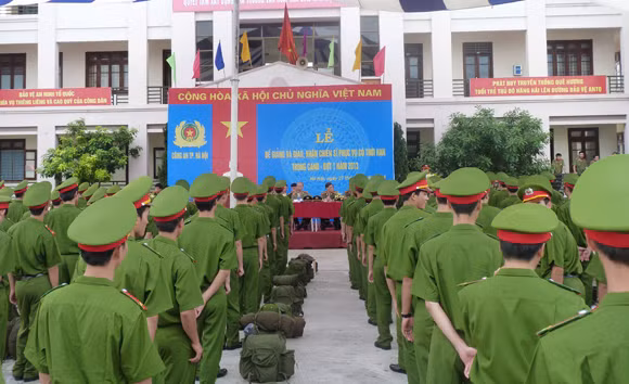 Bế giảng lớp huấn luyện chiến sỹ phục vụ có thời hạn trong CAND ảnh 1