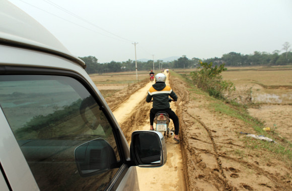 Báo ANTĐ chia sẻ khó khăn với bà con nơi “rốn lũ” ảnh 3