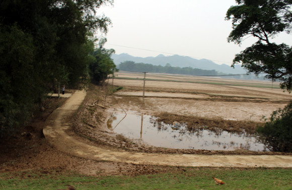 Báo ANTĐ chia sẻ khó khăn với bà con nơi “rốn lũ” ảnh 1