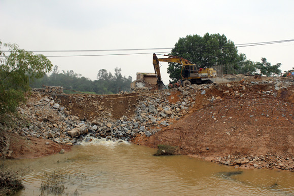 Báo ANTĐ chia sẻ khó khăn với bà con nơi “rốn lũ” ảnh 2