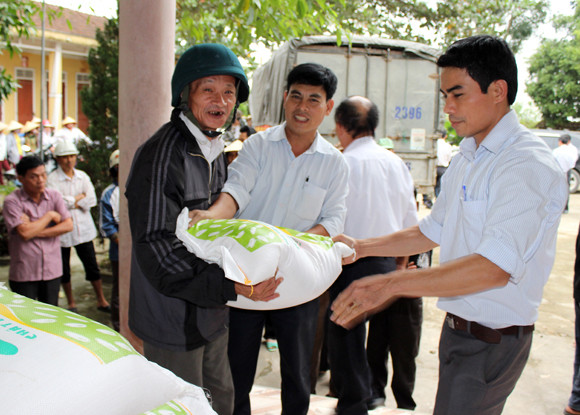 Báo ANTĐ chia sẻ khó khăn với bà con nơi “rốn lũ” ảnh 21