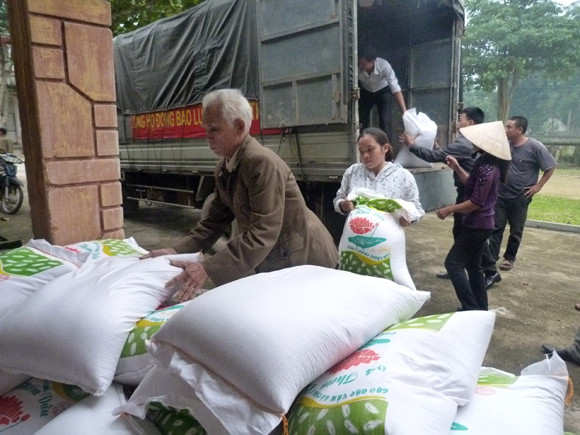 Báo ANTĐ chia sẻ khó khăn với bà con nơi “rốn lũ” ảnh 14