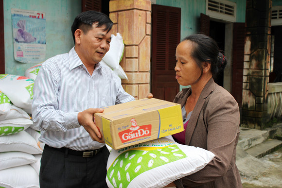 Báo ANTĐ chia sẻ khó khăn với bà con nơi “rốn lũ” ảnh 16