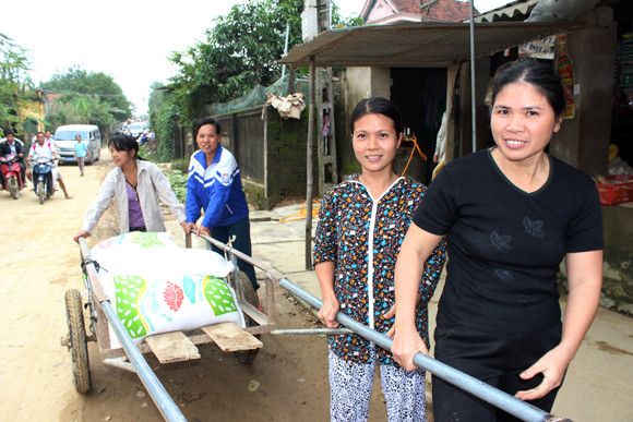 Báo ANTĐ chia sẻ khó khăn với bà con nơi “rốn lũ” ảnh 26