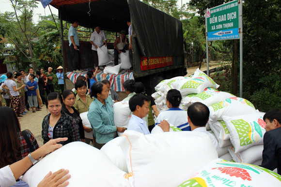 Báo ANTĐ chia sẻ khó khăn với bà con nơi “rốn lũ” ảnh 9