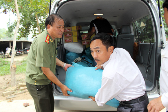 Báo ANTĐ chia sẻ khó khăn với bà con nơi “rốn lũ” ảnh 10