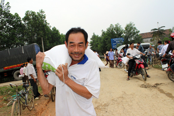 Báo ANTĐ chia sẻ khó khăn với bà con nơi “rốn lũ” ảnh 24