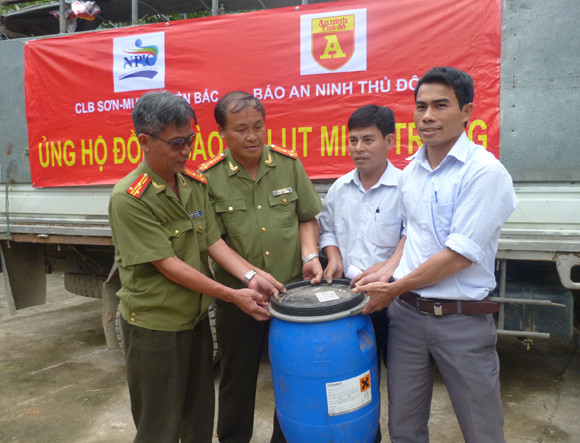 Báo ANTĐ chia sẻ khó khăn với bà con nơi “rốn lũ” ảnh 11