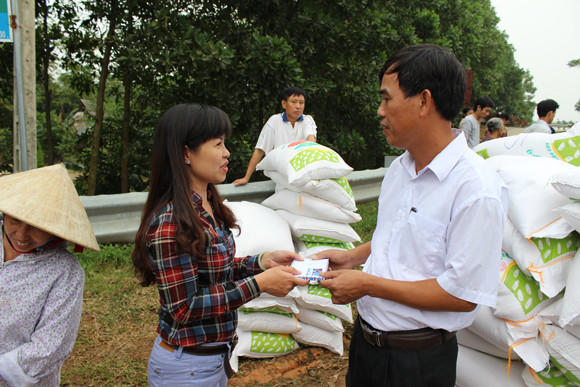 Báo ANTĐ chia sẻ khó khăn với bà con nơi “rốn lũ” ảnh 18