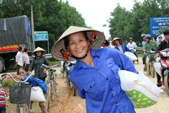 Báo ANTĐ chia sẻ khó khăn với bà con nơi “rốn lũ” ảnh 22