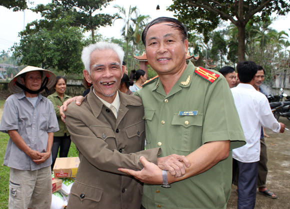 Báo ANTĐ chia sẻ khó khăn với bà con nơi “rốn lũ” ảnh 27