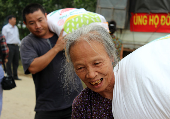 Báo ANTĐ chia sẻ khó khăn với bà con nơi “rốn lũ” ảnh 25