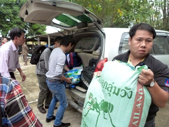 Báo ANTĐ chia sẻ khó khăn với bà con nơi “rốn lũ” ảnh 12