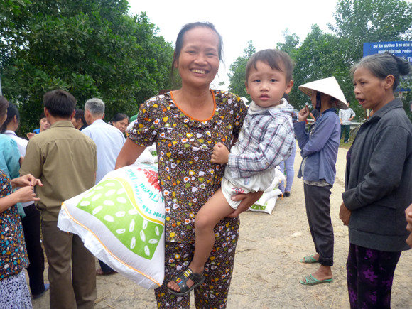 Báo ANTĐ chia sẻ khó khăn với bà con nơi “rốn lũ” ảnh 23