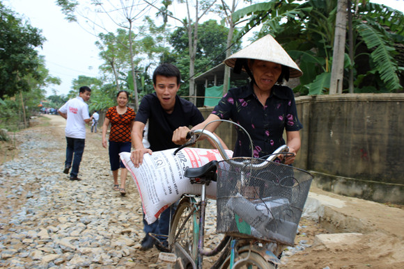 Báo ANTĐ chia sẻ khó khăn với bà con nơi “rốn lũ” ảnh 4