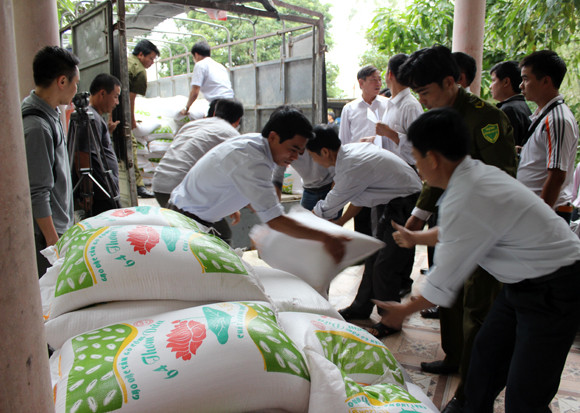 Báo ANTĐ chia sẻ khó khăn với bà con nơi “rốn lũ” ảnh 8