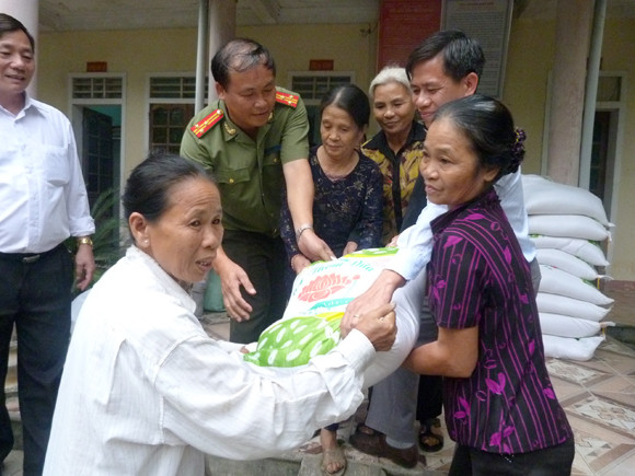 Báo ANTĐ chia sẻ khó khăn với bà con nơi “rốn lũ” ảnh 15