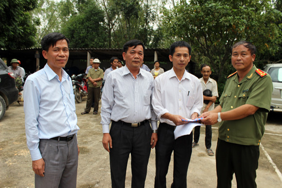 Báo ANTĐ chia sẻ khó khăn với bà con nơi “rốn lũ” ảnh 20