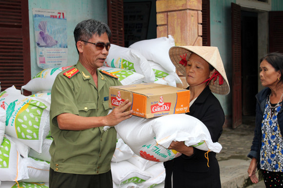 Báo ANTĐ chia sẻ khó khăn với bà con nơi “rốn lũ” ảnh 17