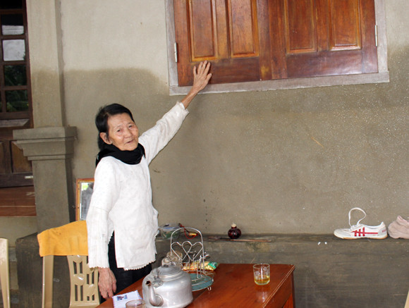 Báo ANTĐ chia sẻ khó khăn với bà con nơi “rốn lũ” ảnh 7