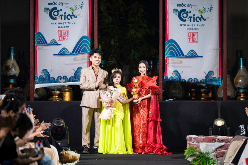 Nhà thiết kế Nhật Thực cùng hai mẫu &quot;nhí&quot; tài năng đã và đang song hành cùng anh trong địa hạt thời trang: &quot;Đại sứ Truyền thông 2024&quot; Mary Quỳnh Anh và &quot;Đại sứ Truyền thông 2025&quot; Mari Vi Anh.