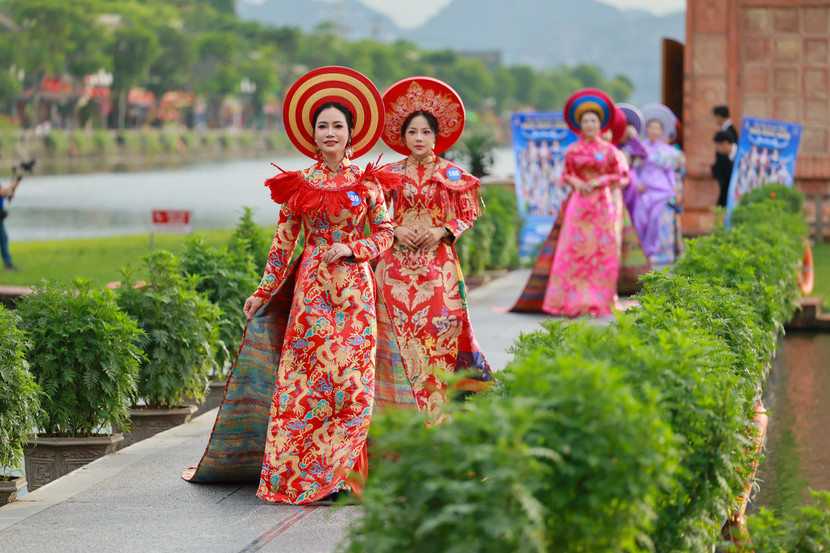 Những tà áo dài với họa tiết họa tiết rồng phượng và hồn Việt khơi gợi ký ức cố đô