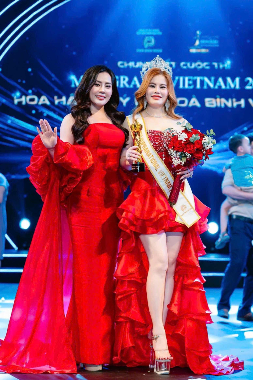 Hoa hậu Phan Kim Oanh - Chủ tịch "Mrs Grand Vietnam 2025", đồng thời là Trưởng Ban tổ chức cuộc thi và Á hậu Nguyễn Thị Huyên Hoa hậu Phan Kim Oanh - Chủ tịch "Mrs Grand Vietnam 2025", đồng thời là Trưởng Ban tổ chức cuộc thi và Á hậu Nguyễn Thị Huyên