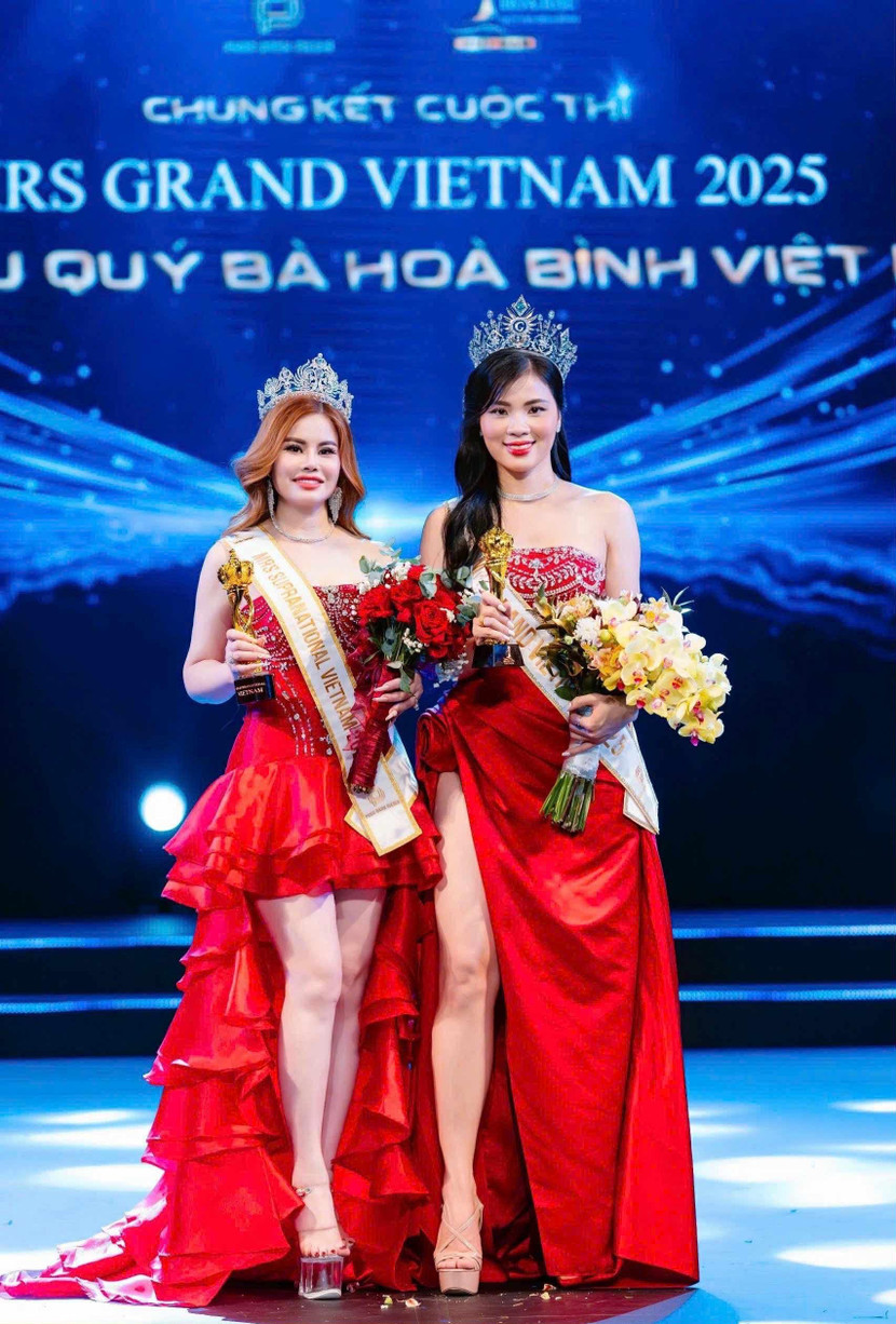 Hoa hậu Nguyễn Thị Thưa và Á hậu 1 Nguyễn Thị Huyên tại đêm chung kết Hoa hậu Nguyễn Thị Thưa và Á hậu 1 Nguyễn Thị Huyên tại đêm chung kết