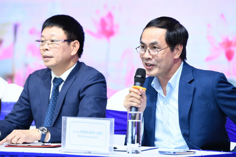 Nhà báo Phùng Công Sưởng - Trưởng Ban tổ chức "Hoa hậu Việt Nam 2024" (trái) và nhà thơ Trần Hữu Việt - Trưởng Ban giám khảo cuộc thi (bên phải)