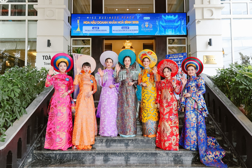 Trước đó vào sáng cùng ngày, các thí sinh đã tề tựu đông đủ tại Khách sạn Ninh Bình Legend để bắt đầu hành trình chinh phục vương miện