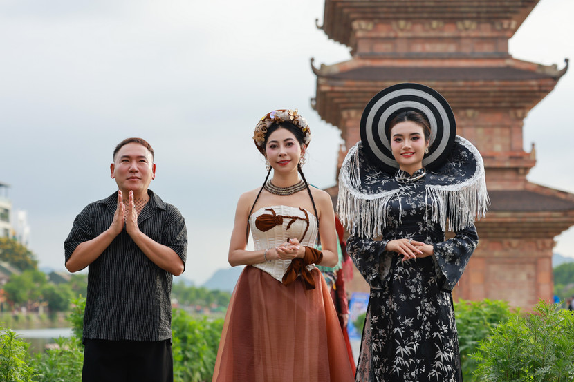 NKT Tony Phạm – chủ nhân của bộ sưu tập áo dài trong buổi trình diễn thời trang cùng Phó Chủ tịch cuộc thi – Á hậu Hạnh Nguyên và &quot;Hoa hậu Trí tuệ&quot; Võ Thục Uyên