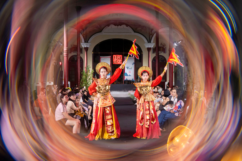 Những hình ảnh ấn tượng trong show diễn của NTK Nhật Thực