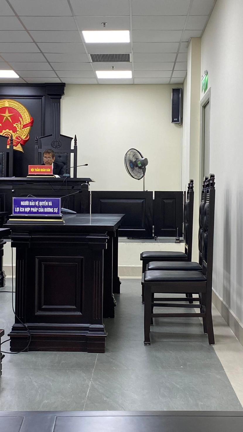 Bị đơn là Sở VHTT Hà Nội xin vắng mặt tại phiên xét xử sơ thẩm