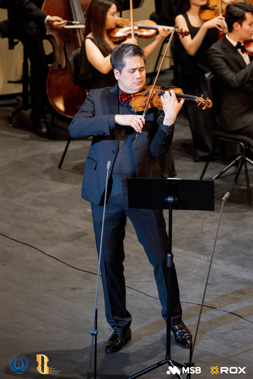 NSND Bùi Công Duy trình diễn trên sân khấu chương trình