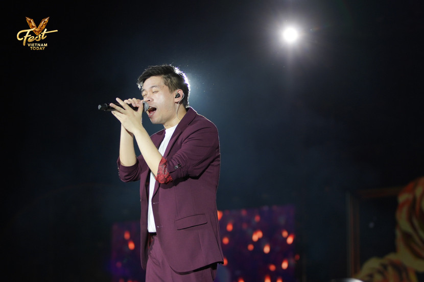 Vinh Khuất xúc động khi biểu diễn trên sân khấu &quot;V Fest - Vietnam Today&quot;