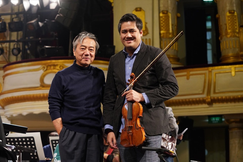 Nhạc trưởng Honna Tetsuji và NSND Bùi Công Duy