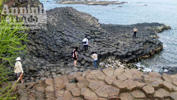 Chụp ảnh tết, trượt chân rơi xuống biển mất tích ảnh 1