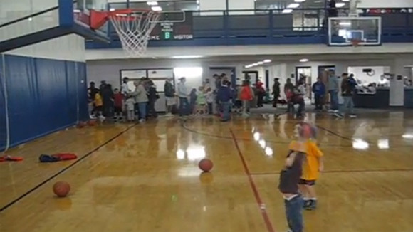 Thần đồng bóng rổ 2 tuổi ảnh 4