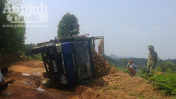 Tránh xe đạp, ô tô tải chở sắn "chổng vó" giữa đường ảnh 2