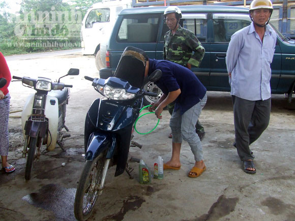 Mua phải xăng dởm, hàng chục xe máy gặp "nạn" ảnh 1