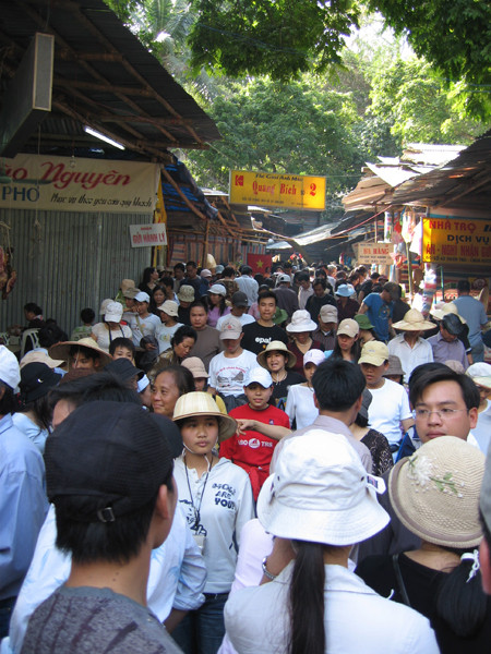 Bi hài đi lễ, xem bói đầu năm ảnh 2