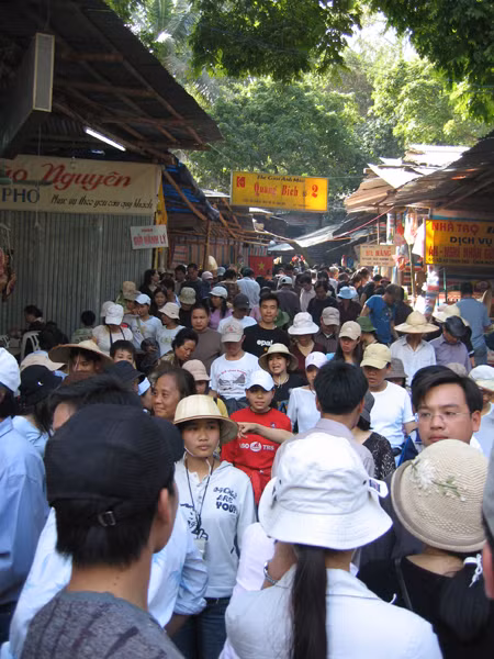 Bi hài đi lễ, xem bói đầu năm ảnh 2