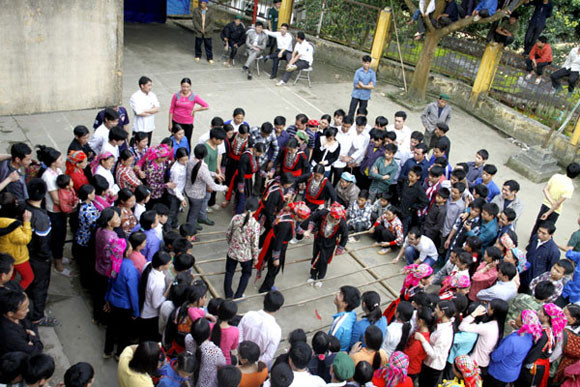 Rợn người xem cảnh chân trần nhảy vào giữa đống lửa đỏ rực ảnh 11