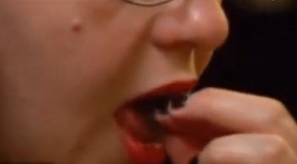 Người phụ nữ nghiện ăn lông mèo ảnh 2