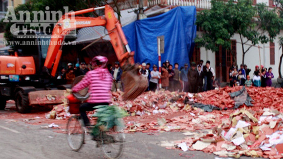 Xe chở gạch lật nhào đè chết 2 chị em, 2 người nguy kịch ảnh 1